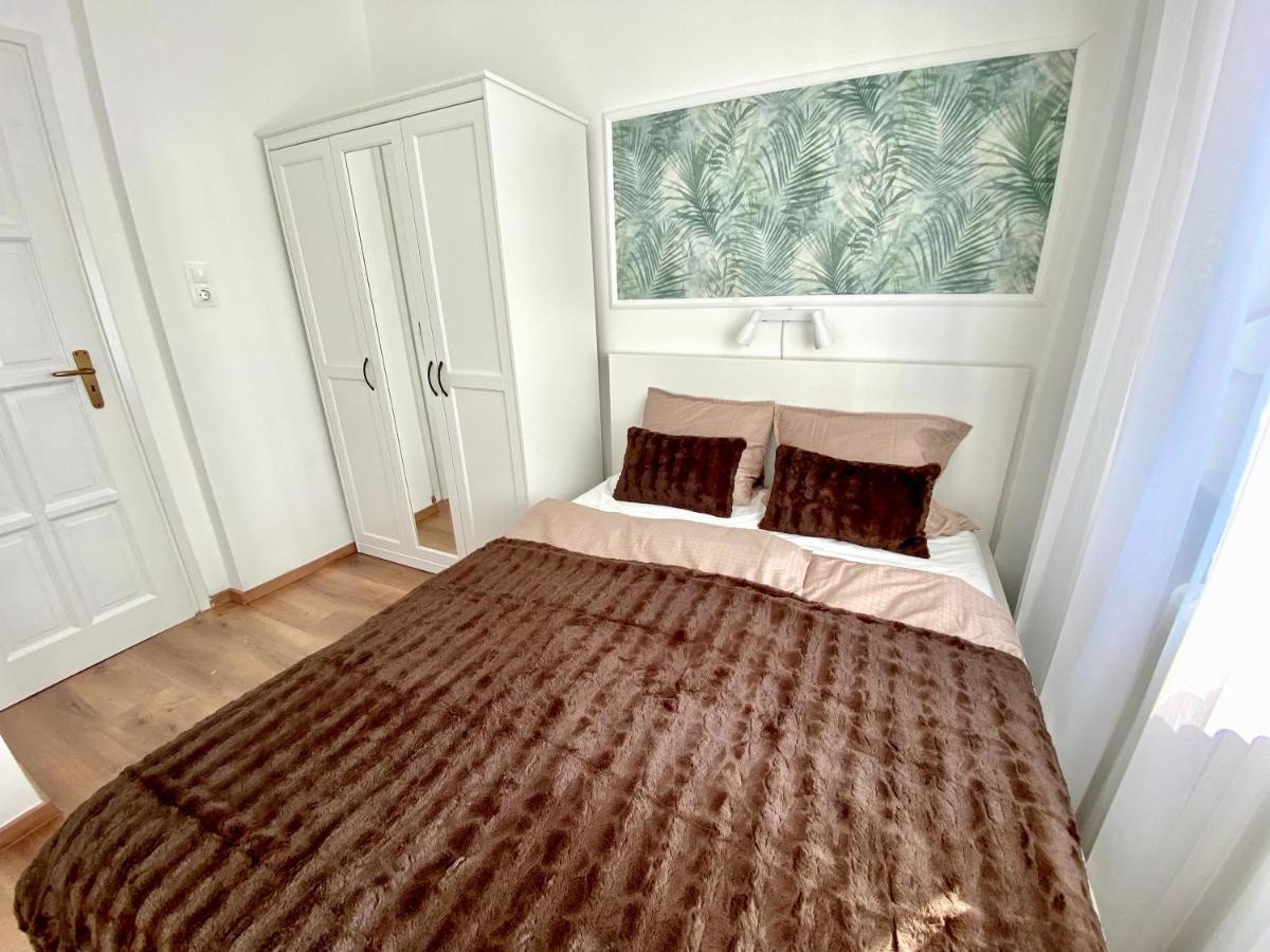 Esther Apartman Tatabanya Luaran gambar